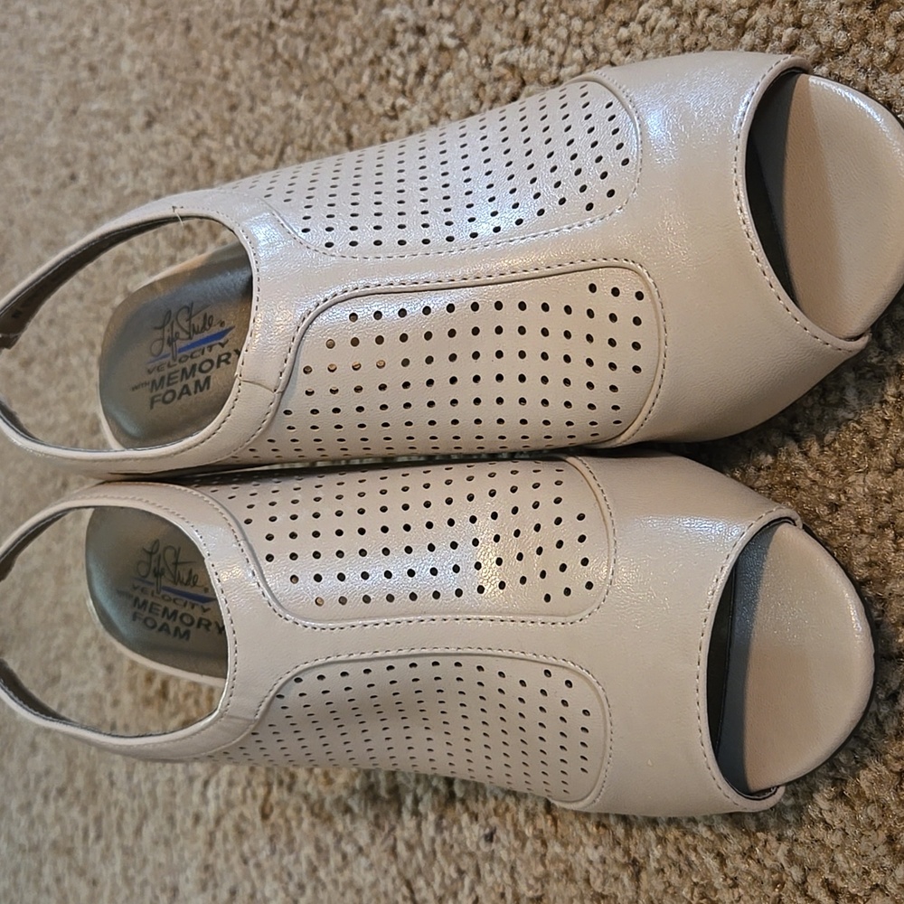 Life Stride Velocity Peep Toe Heels Size 8